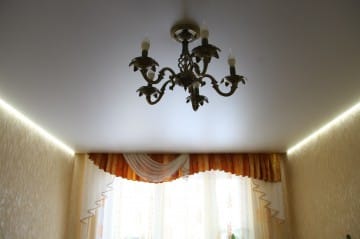 светлый парящий потолок